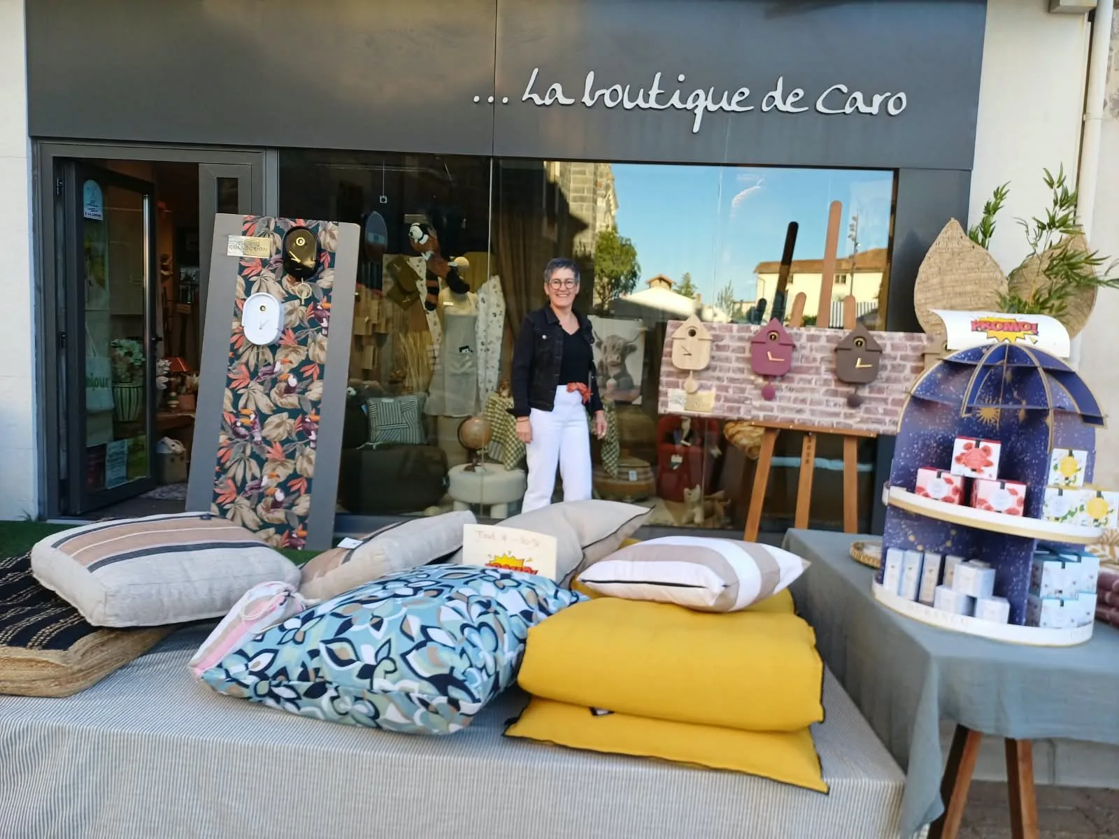 La façade de La Boutique de Caro, place de l'Église, avec les coussins devant la vitrine