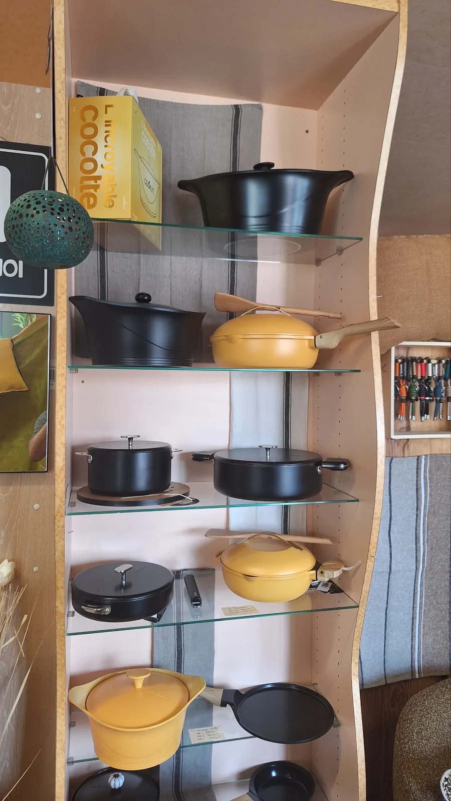 Les cocottes et poêles Cookut sur leur étagère, en boutique