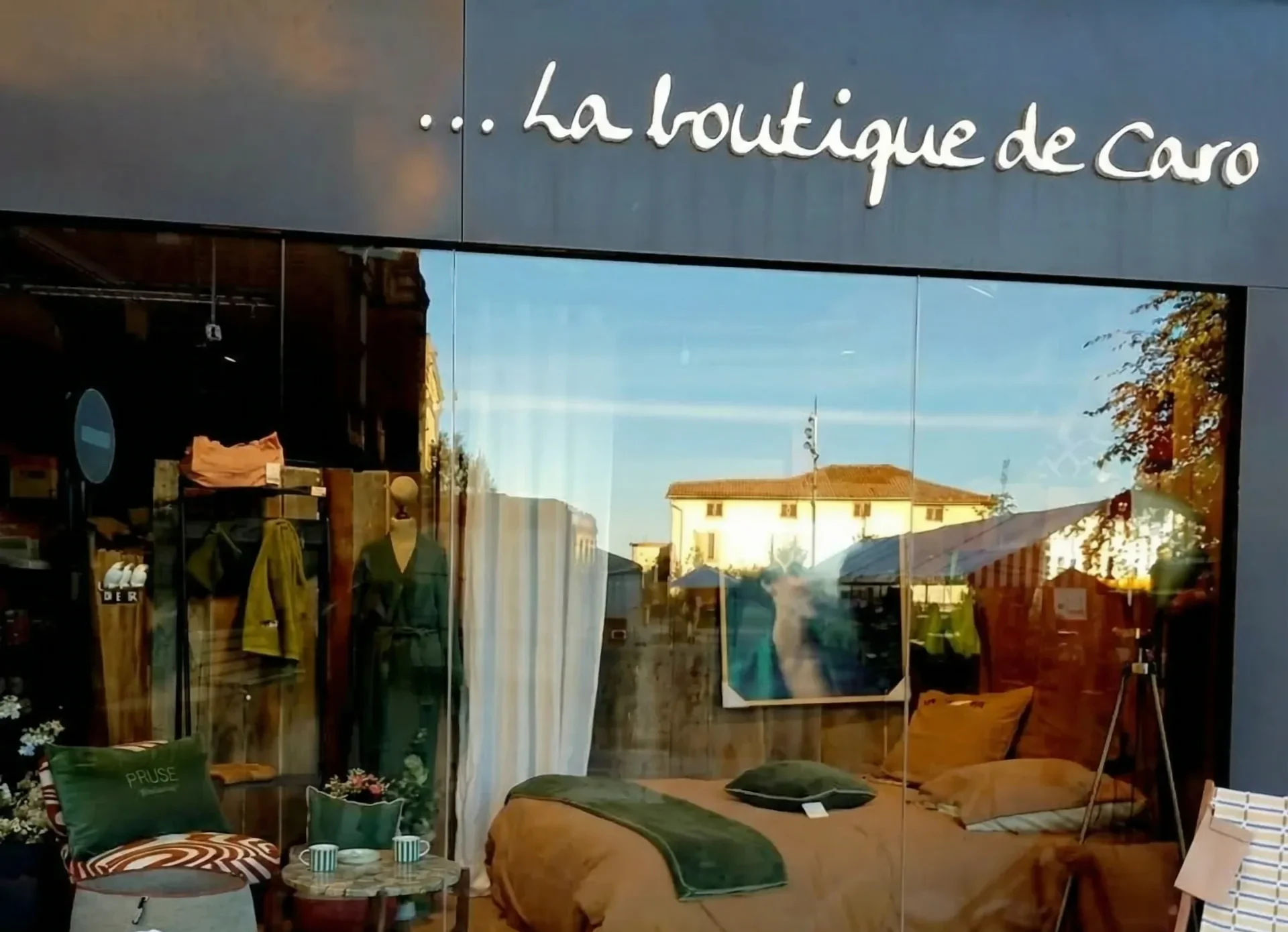 La devanture de La boutique de Caro, 4 place de l'Église à Saint-Martin-en-Haut