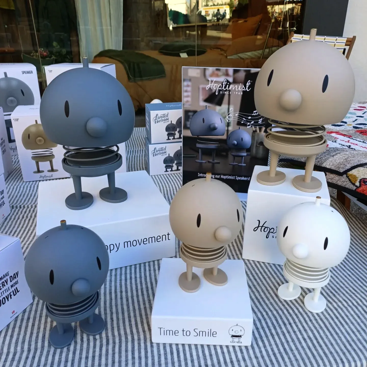 Les figurines Hoptimist en vitrine, en bleu-gris et beige