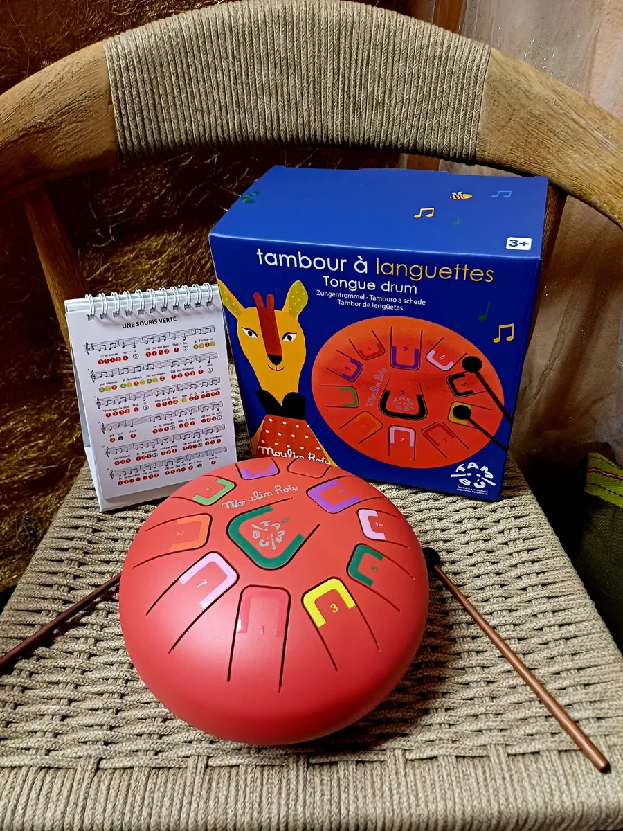 Le tambour à languettes Moulin Roty, avec son carnet de musique