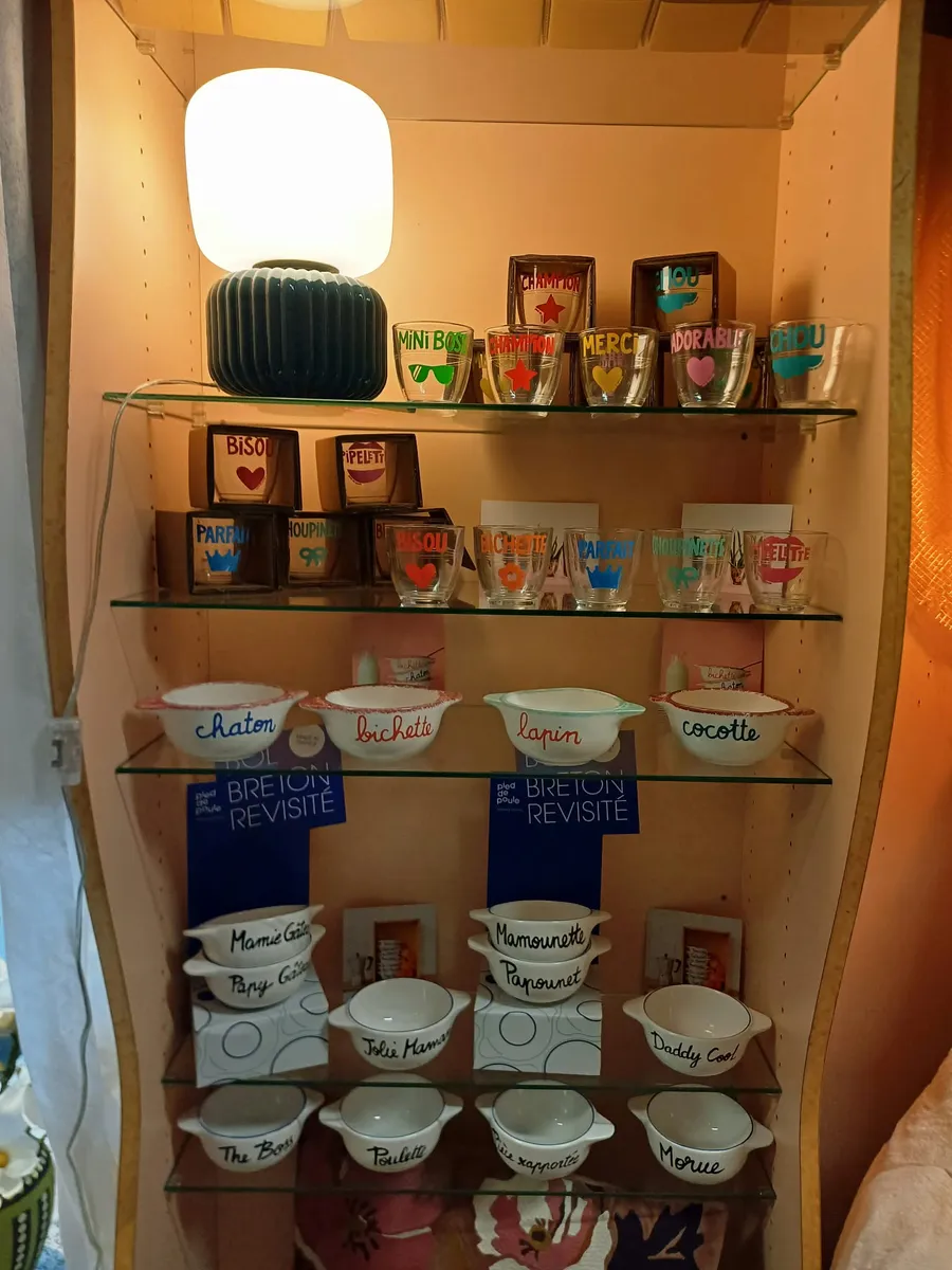 Le coin Pied de Poule en boutique : verres, bols enfant et bols bretons